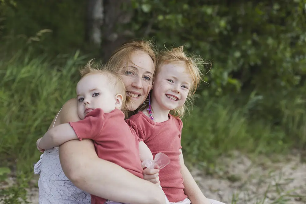 Familienfotos am Strand von Glücksburg, authentisch und voller Lebensfreude.